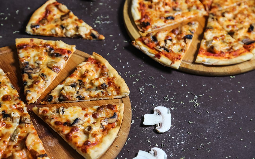 Pizza sarracena con tomate, queso, champiñones y cebolla morada – Receta